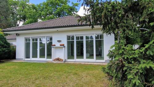 Außenansicht - Süden - Wohnen in Fürth-Dambach. Gut erhaltener Bungalow in einem grünen Umfeld in bevorzugter Lage. Besichtigung vereinbaren.