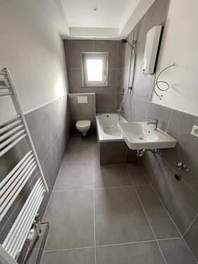 Neues Bad mit Fenster - Etagenwohnung mit 79,00 m² in Erlangen zum Kaufen