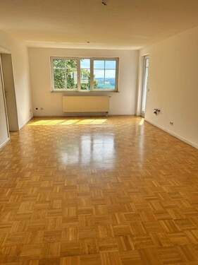 Wohnzimmer mit Balkon - +++Großzügiges Familiennest mit Balkon und schönem Weitblick+++