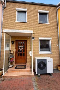 Außenansicht Hauseingang.jpg - Gemütliches und modernisiertes Reihenmittelhaus wird zum Raumwunder