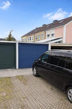 Garage mit Rolltor und Stellplatz_blau.jpg - 