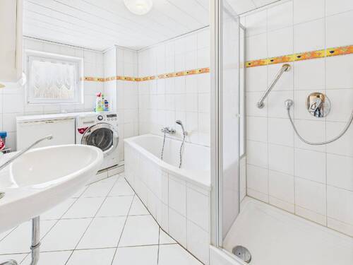 ... drei Badezimmern (hier Altbau) - 8 Zimmer Mehrfamilienhaus, Wohnhaus in Hamm