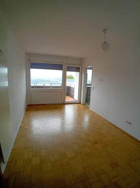 Von hier aus gelangen Sie auf den Balkon und in die Küche - 