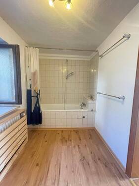 Badezimmer Ansicht 1 - Möblierte 3-Zimmer-Wohnung in Kollnburg