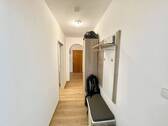 Flur mit vielen Stellflächen ähnlich - 