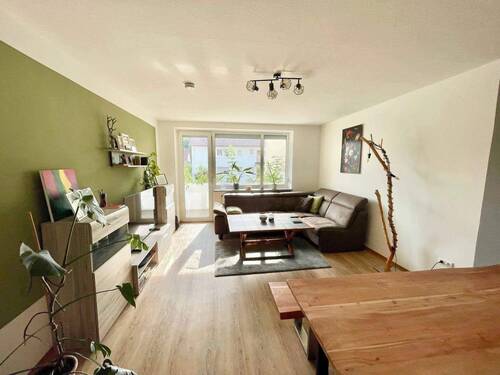 Wohnbereich mit Zugang Südwestbalkon ähnlich - Provisionsfrei! Fantastische und gepflegte 4-Zimmer-EG-Wohnung mit eigenem Garten, Terrasse & Balkon mit ca. 120 qm in Nürnberg Katzwang