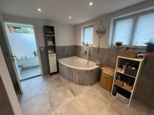 EG Bad mit Wanne und Dusche - 