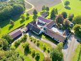 Luftaufnahme - Großzügiges Hotel- und Gastronomieanwesen in außergewöhnlicher Alleinlage