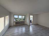 Freundlicher Wohnbereich und Zugang Südwestloggia - Provisionsfrei & bezugsfähig! Nette 3-Zimmer-Wohnung mit Südwestloggia, ca. 77,6 qm im 1.OG in ruhiger Hanglage
