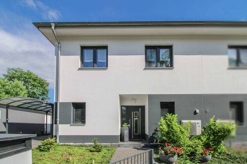 Frontansicht - -Komfort pur- Neuwertige Doppelhaushälte mit gehobener Ausstattung