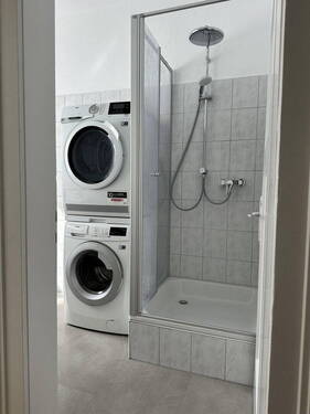 Große Dusche und WM & Trockner - 