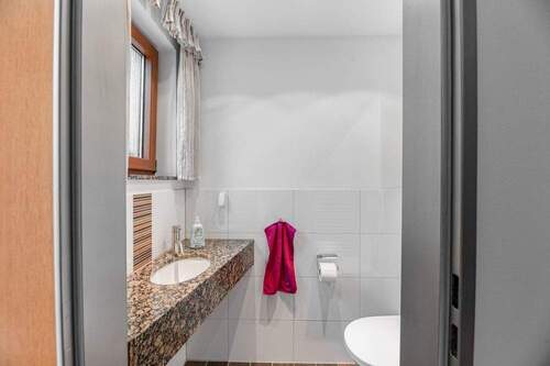 Gäste-WC - 4 Zimmer Reihenendhaus in Köngen