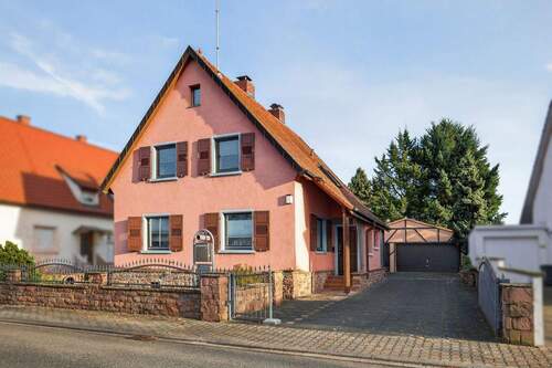 Hausansicht - Ihr neues Zuhause mit Platz & Potenzial - Einfamilienhaus auf 962 m² Grundstück in Mörsch