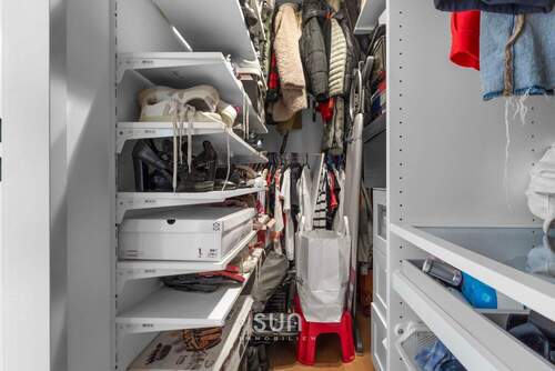 BEGEHBARER KLEIDERSCHRANK - 