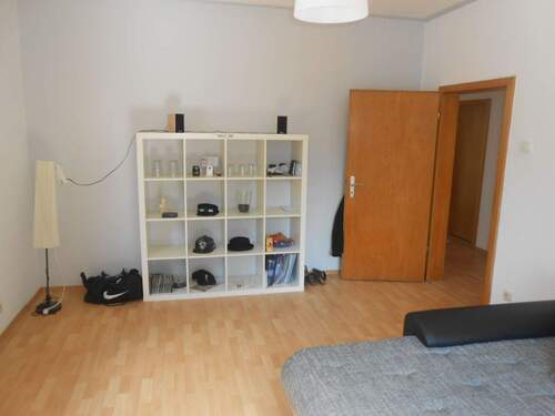 Das helle Wohnzimmer (1).JPG - 3 Zimmer Etagenwohnung zur Miete in Rüsselsheim am Main