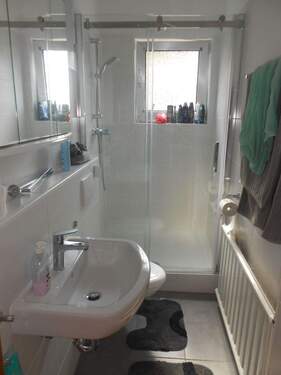 Das moderne Duschbad.JPG - Etagenwohnung mit 61,00 m&sup2; in Rüsselsheim am Main zur Miete