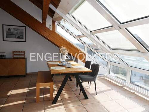 Offener Essbereich - Attraktive 2-Zimmer-Maisonette-Wohnung mit Dachterrasse, EBK und AAP . frei ab sofort