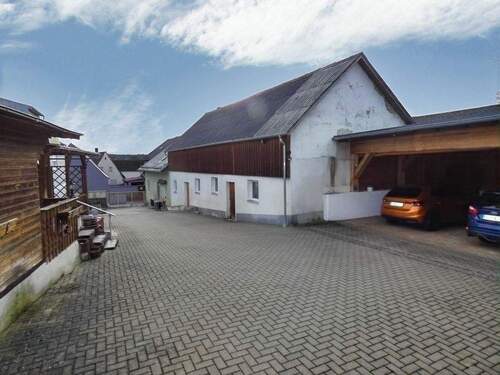 Nebengebäude und großer Carport - 