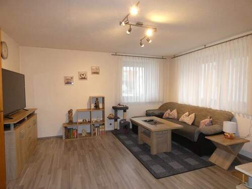 Wohnzimmer der EG-Wohnung - Mehrfamilienhaus, Wohnhaus mit 129,00 m&sup2; in Mantel zum Kaufen