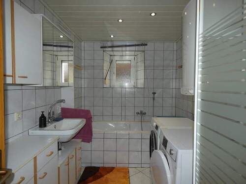 Bad mit Wanne und Dusche der EG-Wohnung - 