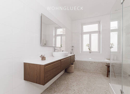 Großzügiges Tageslichtbad mit Dusche und Wanne - 