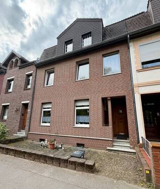 Hausansicht vorne - Zweifamilienhaus mit 158 m² Wohnfläche + Garten + Garage - in guter Lage von Kohlscheid (Herzogenrath) - derzeit an zwei Mieter vermietet