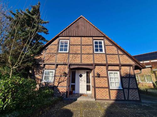 Vorderseite - Ahlen Dolberg, ein sehr schönes Fachwerkhaus mit großzügigem Garten und Carport.