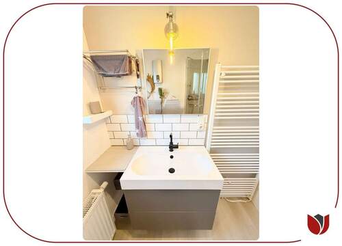 Duschbad mit Fenster, WC, Handtuchhalter - 