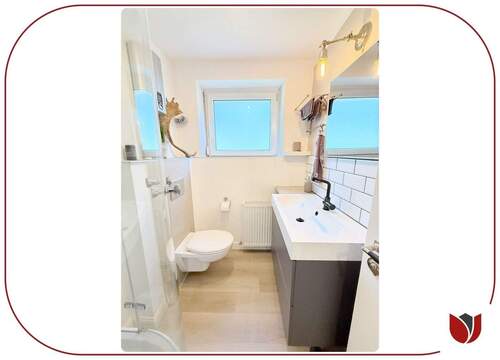 Duschbad mit Fenster, WC, Handtuchhalter - 