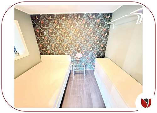 Schlafzimmer mit Bett und Kommode - 