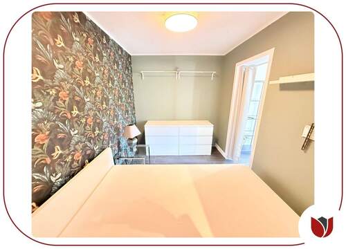 Schlafzimmer mit Bett und Kommode - 