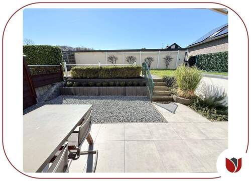 Terrasse mit eigener, kleiner Grünfläche - 