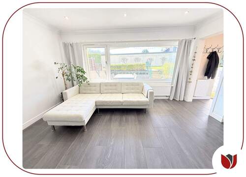 Vom Wohnbereich blicken Sie direkt auf die eigene Terrasse mit Markise. - 