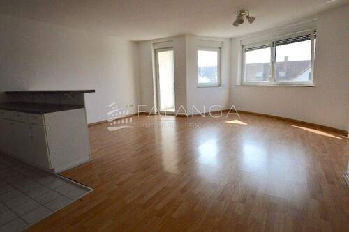 Blick in Wohnzimmer - Etagenwohnung mit 60,00 m&sup2; in Mainz-Kastel zum Kaufen