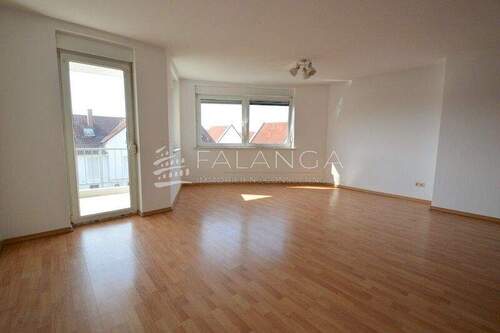 Wohnzimmer mit Zugang zum Sonnenbalkon - 