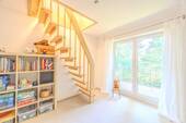 Schlafzimmer 3 mit 
Aufgang zum Dachzimmer.jpg - 