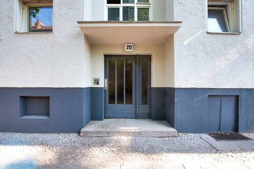 Haustür - Etagenwohnung mit 58,40 m&sup2; in Berlin zum Kaufen
