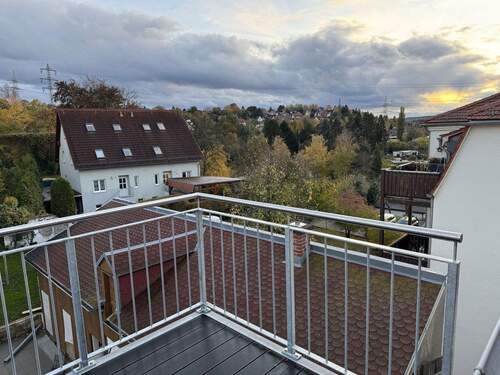 Bild 1 - Dachgeschoss, 3 Zimmer, Südbalkon, Blick ins Grüne, frisch kernsaniert