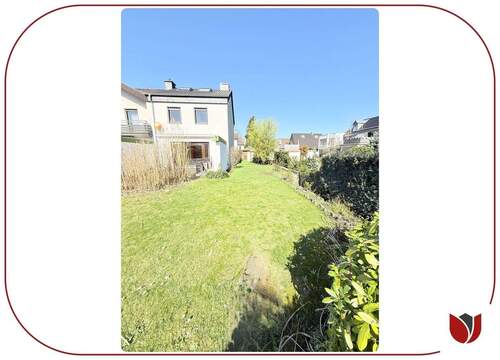 Rückwärtig: Garten mit kleiner Gartenhütte - 