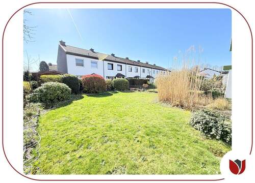 Blick über den eigenen Garten in die Nachbarschaft
- 