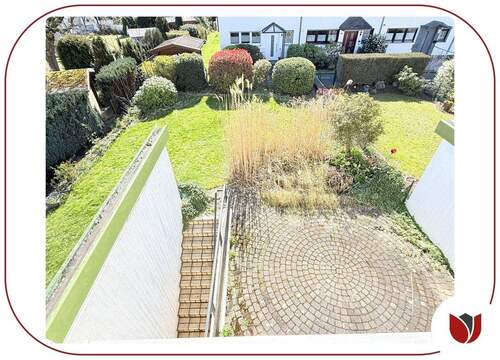 Blick aus dem Schlafzimmer in den eigenen Garten - 