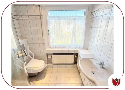 Duschbad mit WC, Fenster im 1. Obergeschoss - 