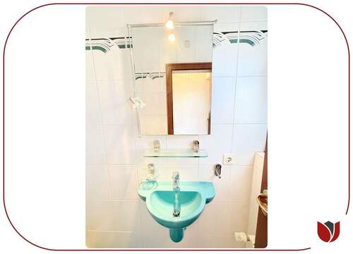 Separates Gäste-WC im Erdgeschoss mit Fenster - 