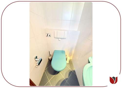 Separates Gäste-WC im Erdgeschoss mit Fenster - 