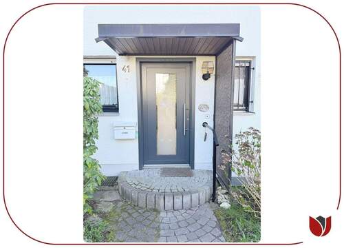 Gepflegt: Der Eingangsbereich mit neuwertiger Haustüranlage - 5 Zimmer Reihenendhaus in Langenfeld (Rheinland)