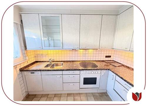 Helle Küche mit Einbauküche - 