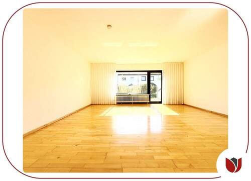 Geräumiges Wohnzimmer mit Zugang zur Terrasse und in den Garten - 