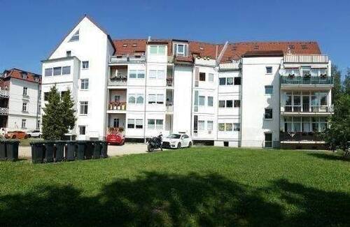 Hausansicht vom Garten/Hof - Großer Wintergarten? Stellplatz am Haus? Garten? Nebengelasse? Wieso nicht einfach alles!