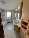 Tageslichtbad mit Dusche und Wanne - 