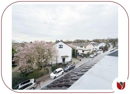 Balkon mit Zugang zu kleinem Abstellraum - 